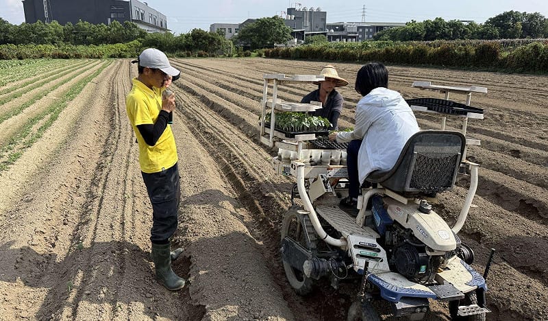 青年學生走訪梓官區「梓玉生態農場」，實際體驗蔬菜移植機操作。&nbsp;&nbsp;&nbsp;圖：高雄市青年局／提供