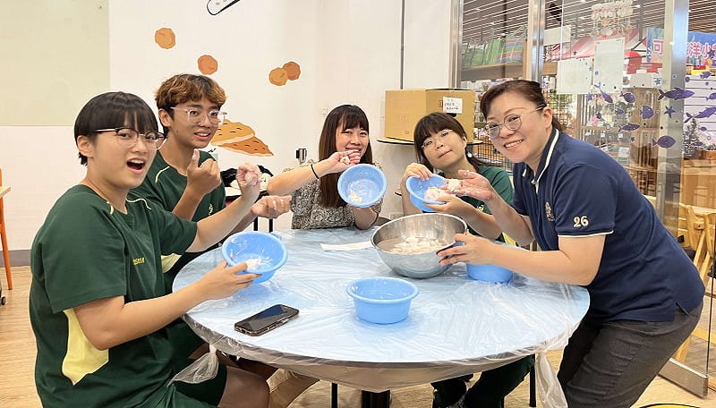 高餐大附中烹調技術科學生參訪宏裕行，除參觀自動化產線，也透過手作花枝丸體驗，理解食品製造的專業精神與企業價值。&nbsp;&nbsp;&nbsp;圖：高雄市青年局／提供