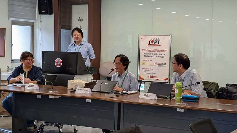 成功大學越南研究中心9月初集結越、台、日本學者，舉辦國際越南語認證國際工作坊，陳理揚（左1）、呂越雄（後）與成大教授蔣為文（右1）共同努力。（蔣為文提供）中央社記者曾婷瑄河內傳真　115年9月6日&nbsp;&nbsp;&nbsp;