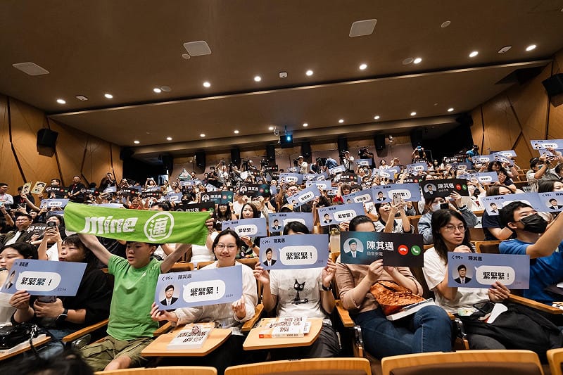 邁迷拿著主辦單位準備的手板及選舉時的應援物品為陳其邁歡呼。&nbsp;&nbsp;&nbsp;圖：高雄市政府／提供