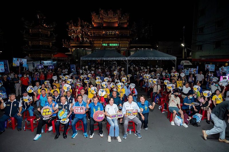 柯志恩大寮中庄朝中宮廟口開講向大寮鄉親報告市政願景。&nbsp;&nbsp;&nbsp;圖：柯志恩競辦／提供