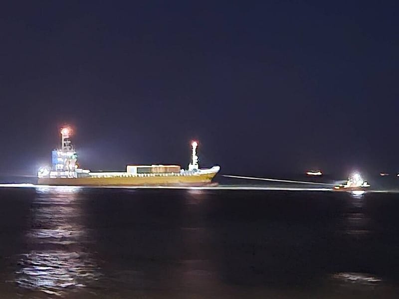 往來嘉義布袋與澎湖的「海勝1號」貨輪擱淺在布袋商港外，6日清晨漲潮後，由民間拖船嘗試拖帶，成功脫困，人船均安。（海巡署提供）中央社記者蔡智明傳真　115年9月6日&nbsp;&nbsp;&nbsp;