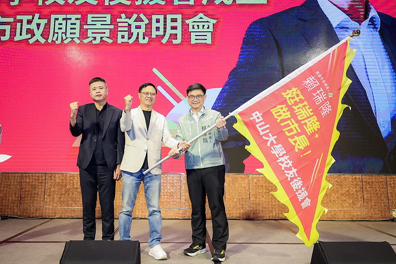 賴瑞隆(右)授旗給黃炯輝(中)及陳建志(左)。&nbsp;&nbsp;&nbsp;圖：賴瑞隆競辦／提供