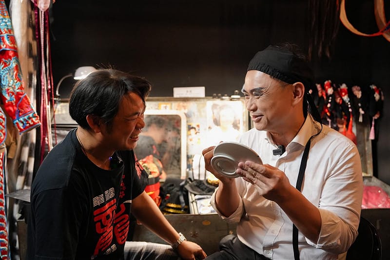 賴瑞隆(右)在「緣龍文化體驗戲館」館長江明龍(左)指導下逐一體驗歌仔戲妝容、著裝到身段練習。&nbsp;&nbsp;&nbsp;圖：賴瑞隆競辦／提供