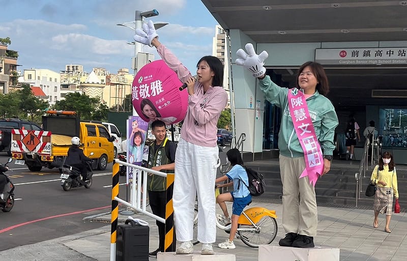 黃敬雅(左)與陳慧文(右)向通勤的市民熱情問早。&nbsp;&nbsp;&nbsp;圖：黃敬雅競辦／提供
