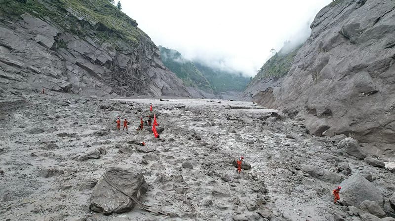 位於中尼邊境的吉隆口岸海關大樓,在土石流過後被夷為平地。 圖:翻攝自新藍網 位於中尼邊境的吉隆口岸海關大樓,在土石流過後被夷為平地。 圖:翻攝自新藍網