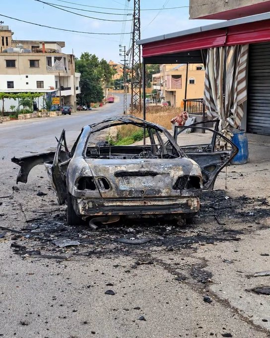 以軍在未發布撤離警告的情況下對黎南發動空襲,住宅區一輛轎車被炸成廢鐵。 圖:翻攝自 X @ferozwala 以軍在未發布撤離警告的情況下對黎南發動空襲,住宅區一輛轎車被炸成廢鐵。 圖:翻攝自 X @ferozwala