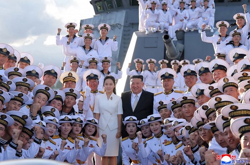 北韓「崔賢級」二號艦「姜健號」，6日成軍入列。金正恩攜女金主愛登艦參觀，與官兵合影。&nbsp;&nbsp;&nbsp;圖：翻攝朝中社