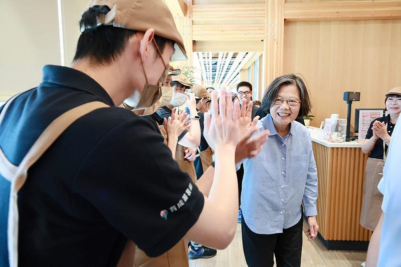 前總統蔡英文7日前往育成永續庇護園區參訪，與庇護員工一起體驗精力湯製作。&nbsp;&nbsp;&nbsp;圖：蔡英文辦公室提供