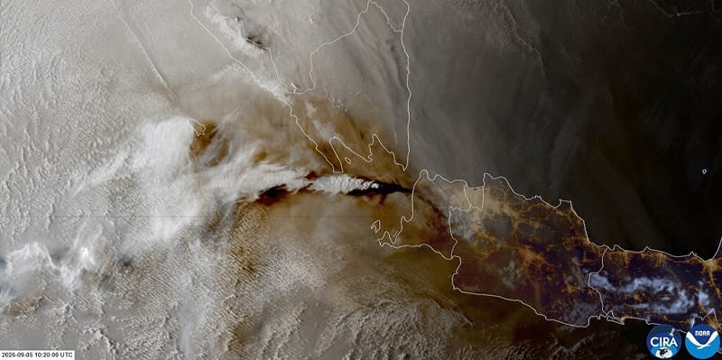 從衛星影像可以看到喀拉喀托之子火山的噴發情形。（CSU/CIRA & JMA/JAXA/Handout via 路透社）&nbsp;&nbsp;&nbsp;