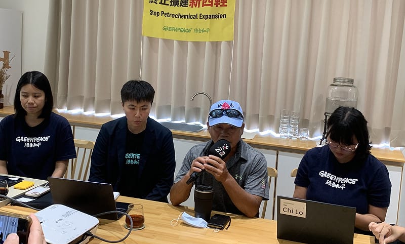 綠色和平公眾動員發展主任曾意婷(左一)指出，一項總投資逾千億元的重大計畫，卻有九成高雄市民不知道，顯示中油與政府在資訊揭露及社會溝通上刻意隱瞞重大決策，將市民排除在外。&nbsp;&nbsp;&nbsp;圖：孫家銘／拍攝