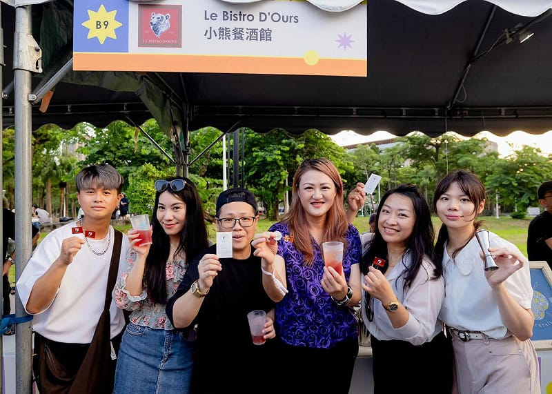 高閔琳(右三)邀請民眾在活動結束後持續走訪高雄特色餐飲店家。&nbsp;&nbsp;&nbsp;圖：高雄市觀光局／提供