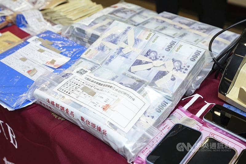 調查局8日在新北市新店區舉行「115年打擊不法金流專案」成果記者會，公布查緝地下通匯、水房洗錢等案件成果，並展示查扣現金、手機等證物。中央社記者鄭清元攝　115年9月8日&nbsp;&nbsp;&nbsp;
