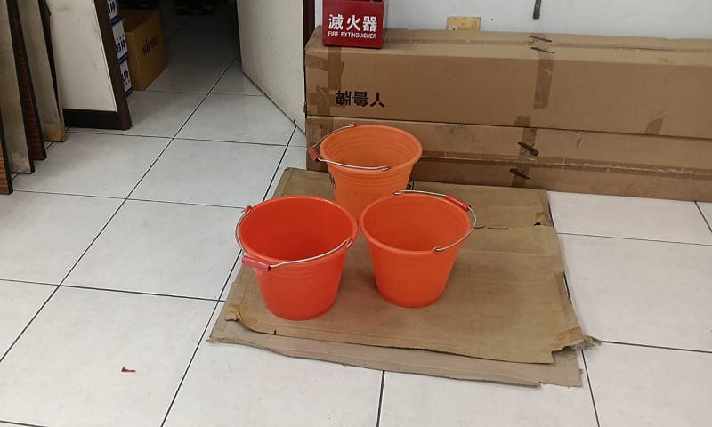 新武里活動中心天花板漏水，甚至得在室內擺放水桶接水。&nbsp;&nbsp;&nbsp;圖：林智鴻服務處／提供
