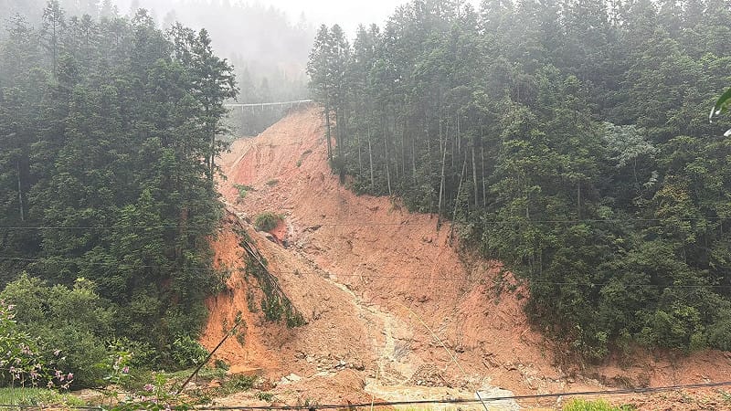 湖南郴州桂東縣因連日豪雨引發山體滑坡與土石流，導致災區聯外道路中斷。 圖:翻攝自搜狐 