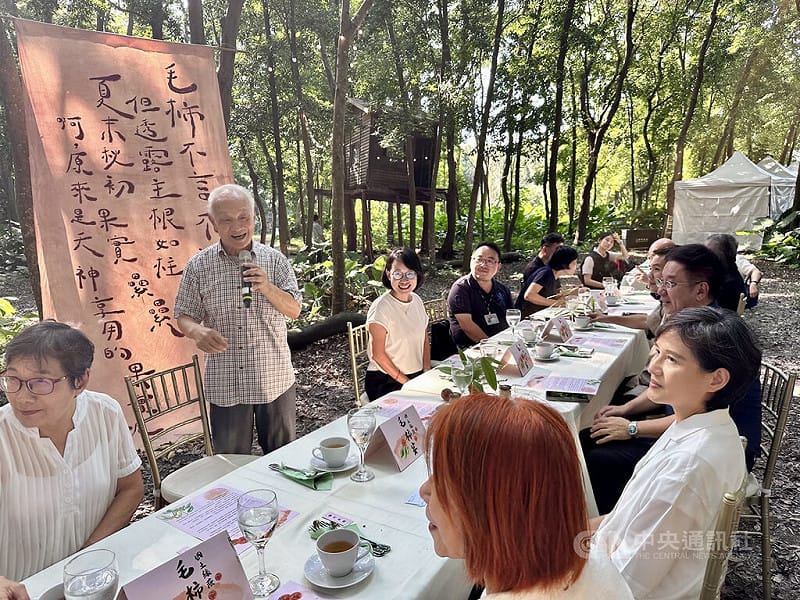 作家、國家都市林推動委員會民間委員吳晟（左2）8日下午在自家樹園「純園」舉行「毛柿宴」，將毛柿做成美味料理，推廣國土綠蔭理念，邀請行政院副院長鄭麗君（前右）等人與會。中央社記者鄭維真攝　115年9月8日&nbsp;&nbsp;&nbsp;