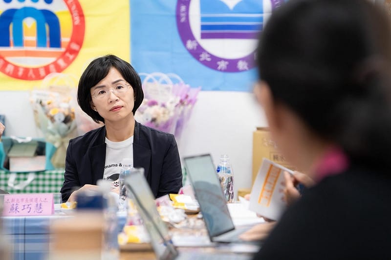 針對校園事件處理,蘇巧慧主張建立具體行為準則,並落實「案件分流、溝通先行」。 圖:蘇巧慧競總提供 針對校園事件處理,蘇巧慧主張建立具體行為準則,並落實「案件分流、溝通先行」。 圖:蘇巧慧競總提供