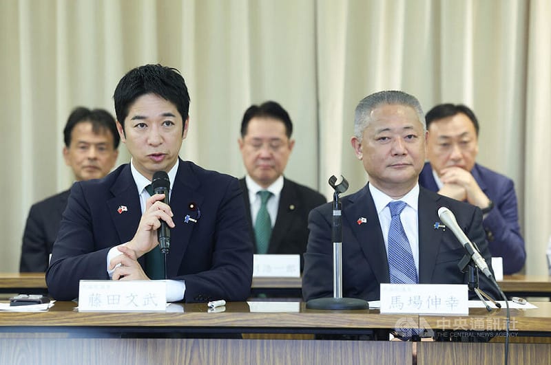 「日本維新會．中華民國（台灣）友好研討會台灣訪問團」8日在台北舉行記者會，維新會共同代表藤田文武（前左）被問及日版台灣關係法推動可能性時說，必須思考技術上的論點，最重要的是日本必須提高戰略自主性，也不能忽視與美國、澳洲的同盟。前右為日本眾議員馬場伸幸。中央社記者謝佳璋攝 115年9月8日&nbsp;&nbsp;&nbsp;圖：中央社提供