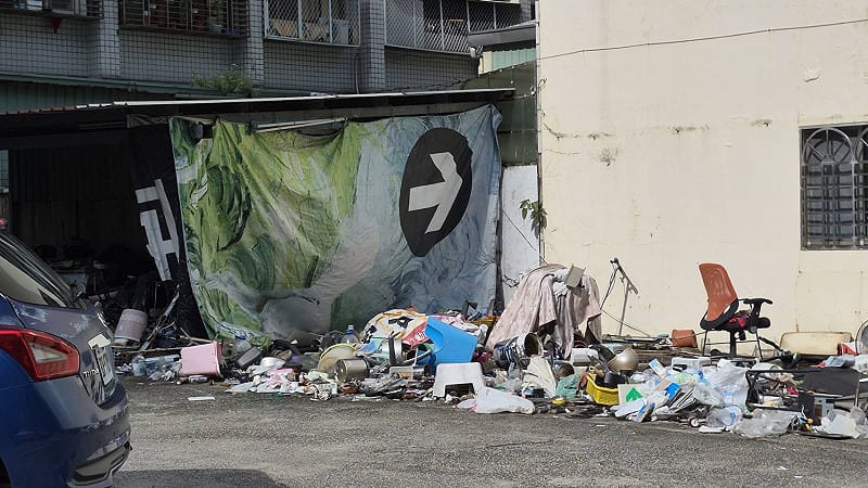 該垃圾堆距富邦400億的投資大案直線距離不到300公尺，嚴重影響市容觀瞻，進一步對周邊生活環境造成實質困擾。&nbsp;&nbsp;&nbsp;圖：薛兆基競辦／提供