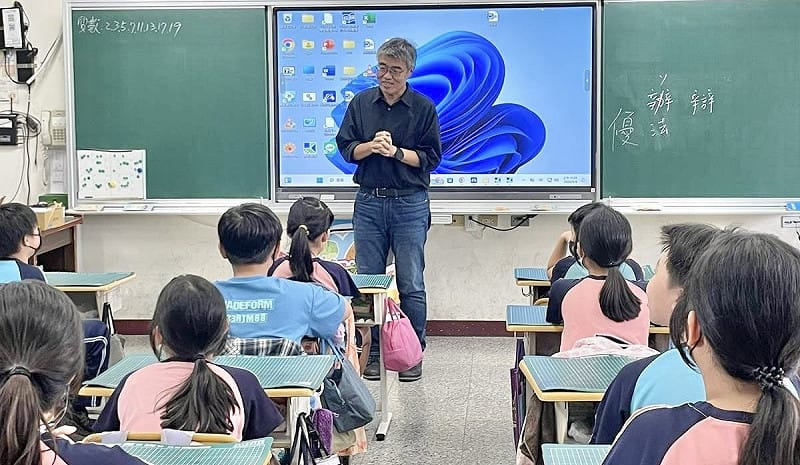 李懷仁(中)親切鼓勵孩子們均衡飲食、珍惜餐點，「把飯菜吃光光，讓自己長高長壯」。&nbsp;&nbsp;&nbsp;圖：高雄市教育局／提供