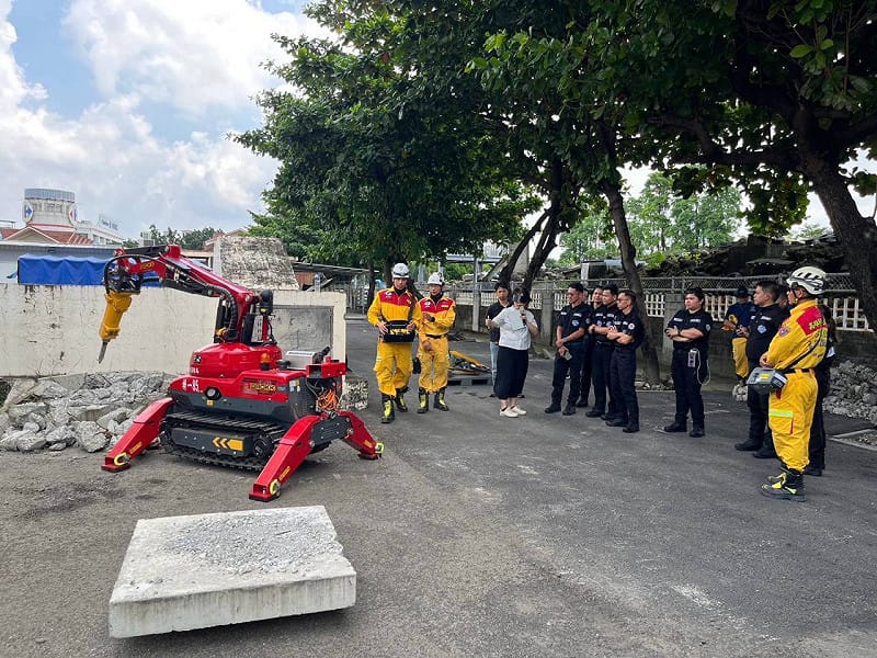 特搜大隊安排破壞機器人專業展演，透過實際操作展示高雄特搜專業救援技術。&nbsp;&nbsp;&nbsp;圖：高雄市消防隊／提供