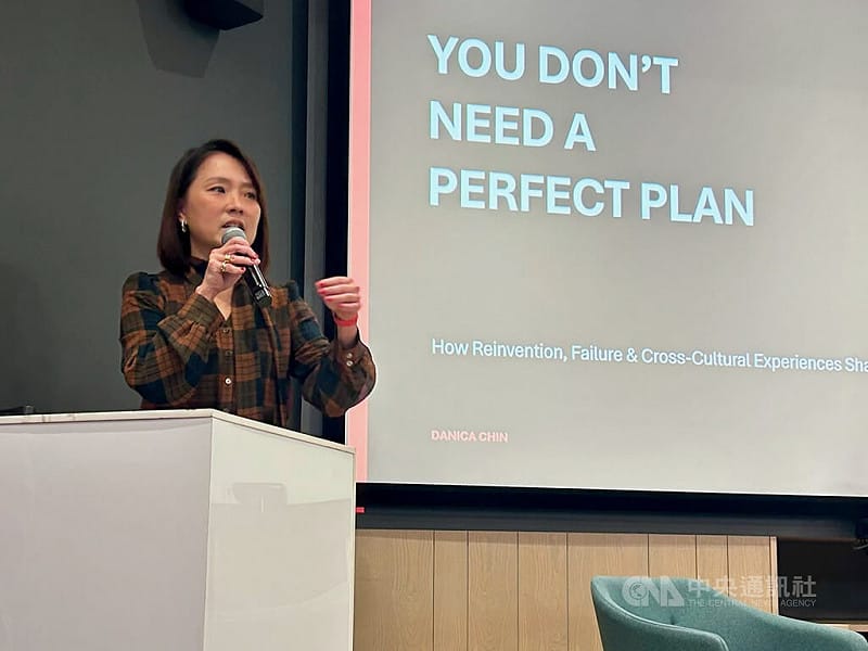 旅居南非的台灣女性金曉昀在約翰尼斯堡出席非洲大師講堂女性月論壇，分享在異地重建職涯、面對失敗及重新出發的經驗。她認為，人生不需要完美計畫，重要的是計畫改變時，仍能調整方向並繼續向前。中央社記者李依璇攝　115年9月9日&nbsp;&nbsp;&nbsp;圖：中央社提供