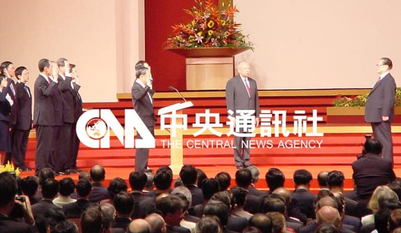 2002年董建華在時任中共國家主席江澤民（右一）的監誓下宣誓就任第2屆任期。（中央社檔案照片）&nbsp;&nbsp;&nbsp;圖：中央社提供