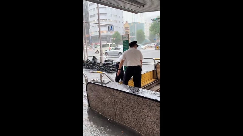 市內鬧區也傳出淹水災情，工作人員緊急設置擋板，避免積水湧進地鐵站內。&nbsp;&nbsp;&nbsp;圖：擷取自 @kabu_tanaka_ X 分享影片