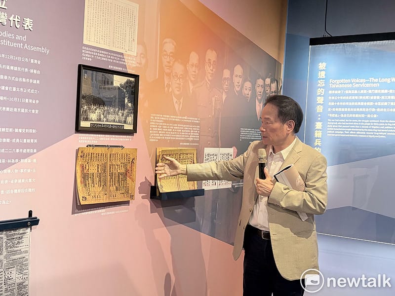 國史館館長陳儀深在國史館特展「亮光與暗影」中，親自進行導覽。&nbsp;&nbsp;&nbsp;圖：李宣萱/攝