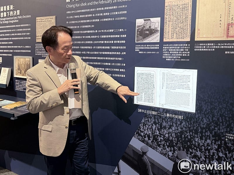 特展「亮光與暗影」中，將《蔣中正日記》製作成電子互動，可在螢幕上自行電子翻頁閱讀。&nbsp;&nbsp;&nbsp;圖：李宣萱/攝