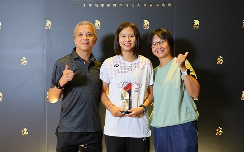 年度最佳女選手邱品蒨(中)開心與父母於頒獎現場合影。&nbsp;&nbsp;&nbsp;圖：高雄市運發局／提供