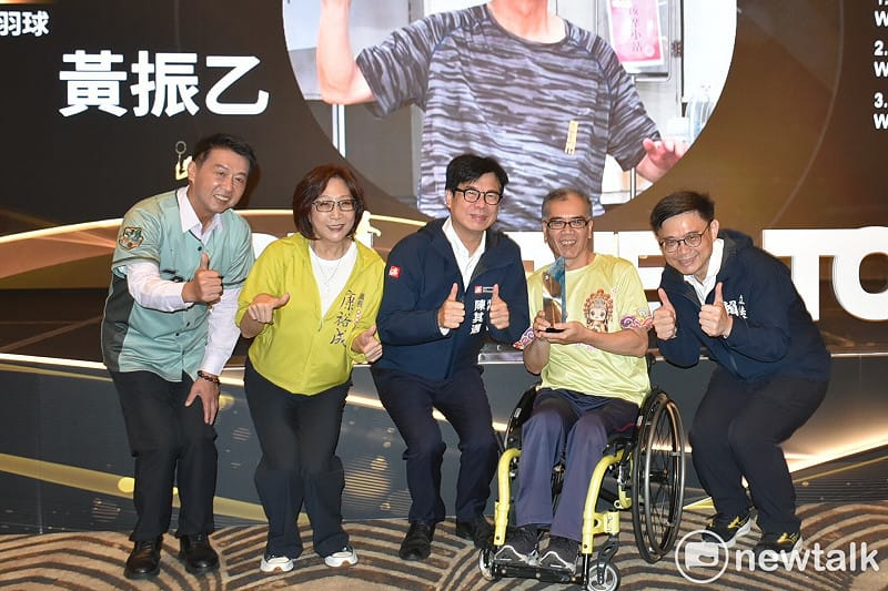 勇奪全國身障運肢障男子羽球單打銀牌的輪椅羽球好手黃振乙(右二)獲頒傑出選手獎。&nbsp;&nbsp;&nbsp;圖：孫家銘／拍攝