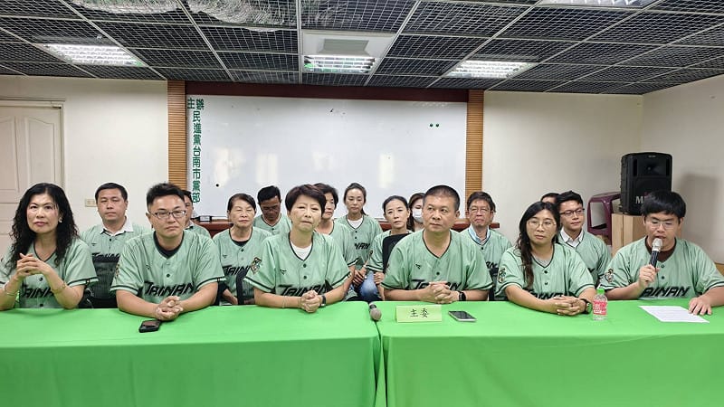 民進黨台南市黨部今日宣布，DPP台灣狼《台南》聯名款城市球衣開放限時釋出，訂購時間至9月13日12點為止，預計10月11日陸續出貨，回應各界熱烈敲碗。&nbsp;&nbsp;&nbsp;圖：民進黨台南市黨部提供