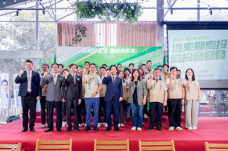 民進黨行動中常會移師南投,賴清德與民進黨南投縣長參選人温世政,以及所有民代參選人合照。 圖:民進黨提供 民進黨行動中常會移師南投,賴清德與民進黨南投縣長參選人温世政,以及所有民代參選人合照。 圖:民進黨提供