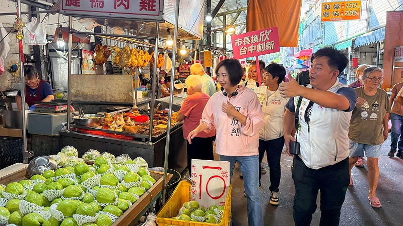 何欣純來到太平區的中山市場掃街拜票。&nbsp;&nbsp;&nbsp;圖：何欣純競辦/提供