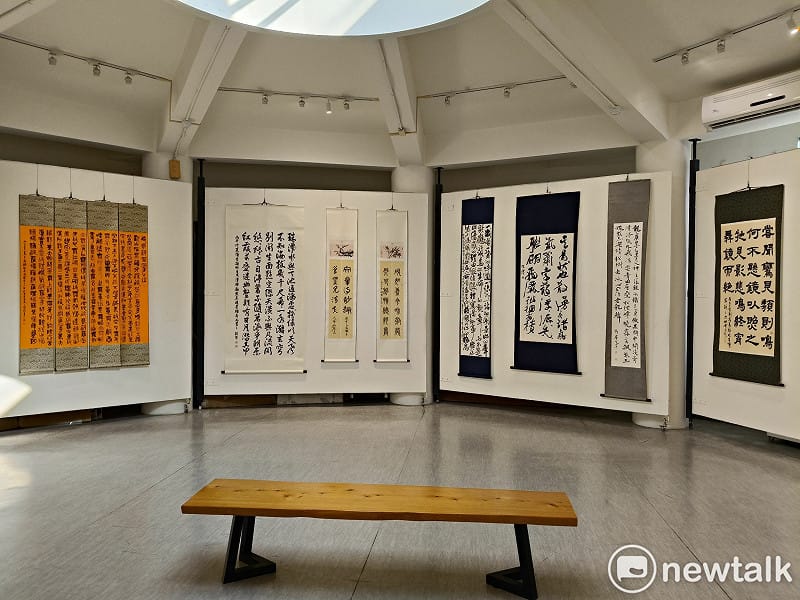 「女力綻放，葳蕤生光──女教授翰墨風情展」完美融合了學術理性與藝術感性，主辦單位誠摯邀請廣大藝術愛好者與各界人士前往觀賞，一同體會女教授們用翰墨書寫的時代溫柔與生命力量。&nbsp;&nbsp;&nbsp;圖：黃博郎／攝