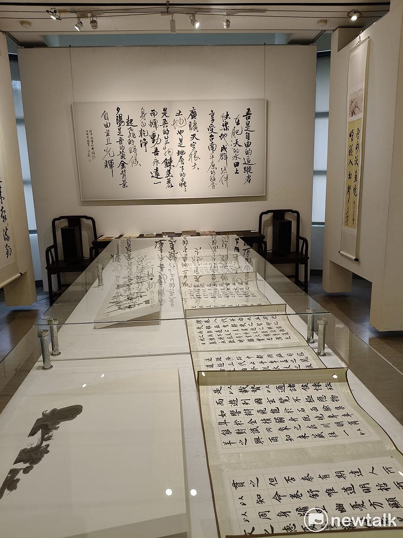 「女力綻放，葳蕤生光──女教授翰墨風情展」完美融合了學術理性與藝術感性，主辦單位誠摯邀請廣大藝術愛好者與各界人士前往觀賞，一同體會女教授們用翰墨書寫的時代溫柔與生命力量。&nbsp;&nbsp;&nbsp;圖：黃博郎／攝