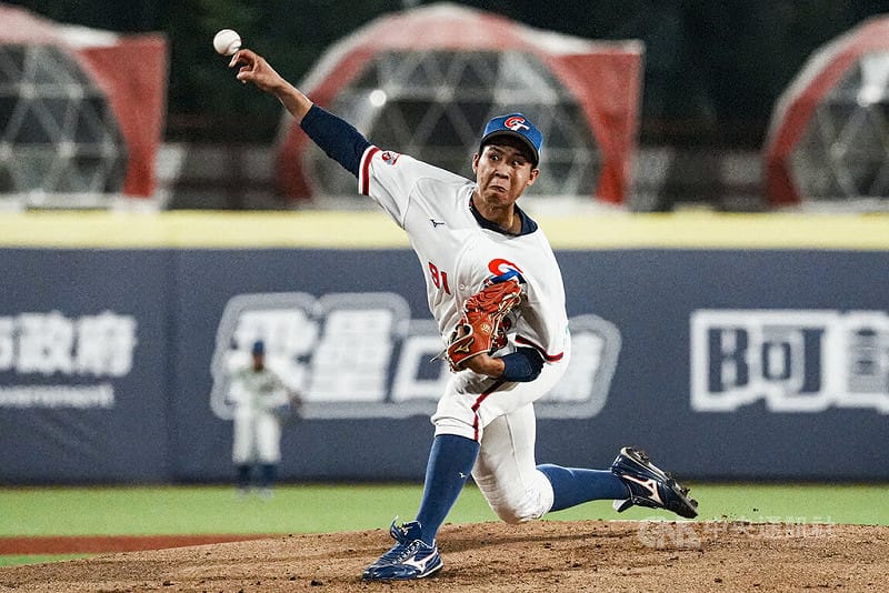 2026年第14屆U18亞洲青棒錦標賽B組預賽9日晚間進行台灣隊與新加坡隊之戰，台灣投手鄭品紳（圖）先發1局，被敲出2支安打、失1分，台灣終場以16比1順利擊敗新加坡拿勝。中央社記者鄭清元攝　115年9月9日&nbsp;&nbsp;&nbsp;
