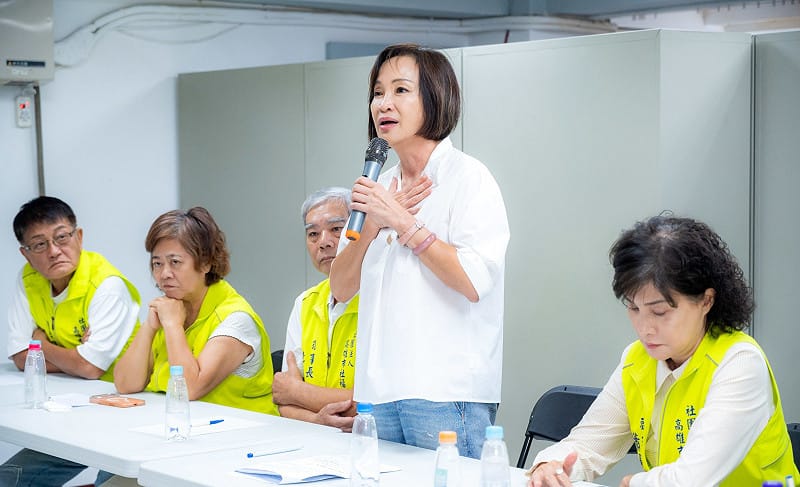 柯志恩(右二)提出五大政策，強化政府對第一線社福工作者及團體的支持。&nbsp;&nbsp;&nbsp;圖：柯志恩競辦／提供
