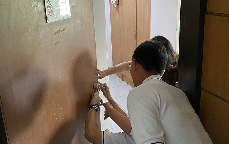 福興公司人員現場施作換鎖作業。&nbsp;&nbsp;&nbsp;圖：高科大／提供