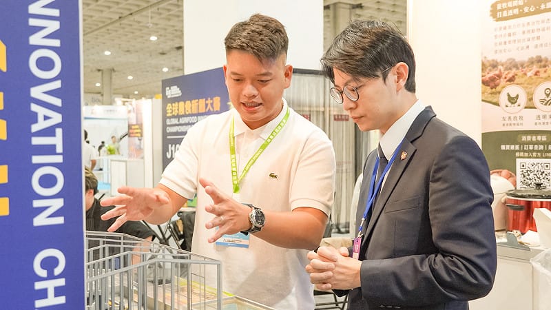 林楷軒(右)參觀「漁郎科技」展位，聽取團隊介紹室內漁電共生模型及智慧養殖技術。&nbsp;&nbsp;&nbsp;圖：高雄市青年局／提供