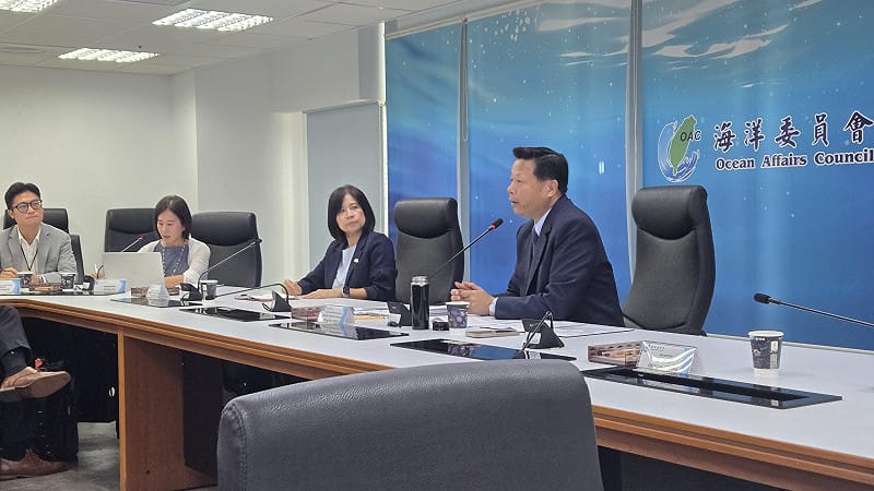謝慶欽(右一)為訪團詳細說明台海安全等海洋治理議題。&nbsp;&nbsp;&nbsp;圖：海洋委員會／提供