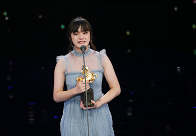 第54屆金馬獎頒獎典禮25日晚間在台北國父紀念館登場 ，最佳女配角獎項由「血觀音」的文淇獲得，文淇登台 難掩激動，落淚致詞。   圖：中央社