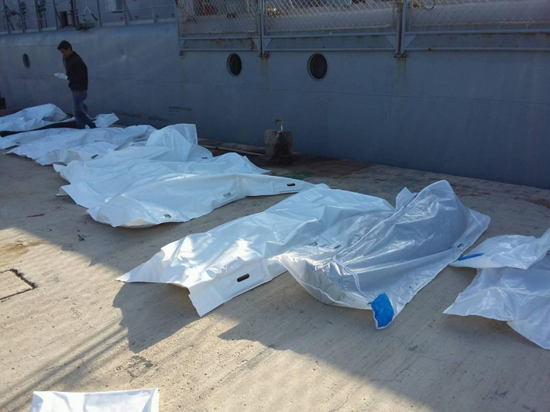 利比亞海岸防衛隊展開救援行動，但仍不幸在其中一艘移民船上發現31具屍體。   翻攝自:The Libya Observer. 
