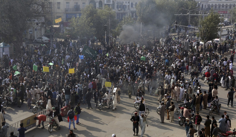 巴基斯坦維安部隊發射催淚彈和橡膠子彈，抗議民眾則封鎖道路並縱火焚燒靜坐抗議現場周邊的警用車輛。   圖: 達志影像 /美聯社