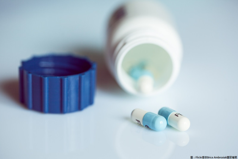 吃抗生素同時吃胃藥，會使藥效降低。   圖：Flickr提供Brice Ambrosiak開放權限