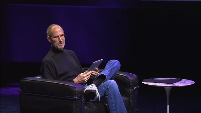 史提夫·賈伯斯在發表會上第一次公布iPad的經典畫面。   圖：翻攝自Youtube