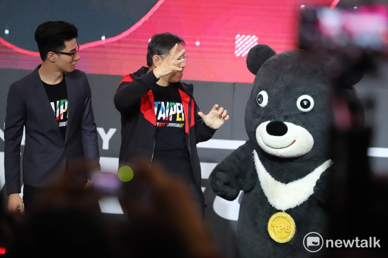 頒獎典禮上，失控的台北市政府吉祥物「熊讚」衝上台去與柯P展開一場大戰，也讓現場玩家捧腹大笑。   圖：蔡幸秀/攝