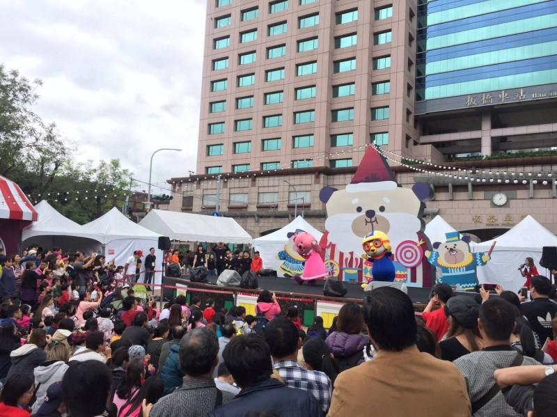 舞台表演區卡通明星近距離跟小朋友互動,現場氣氛嗨翻! 圖:新北市觀旅局/提供