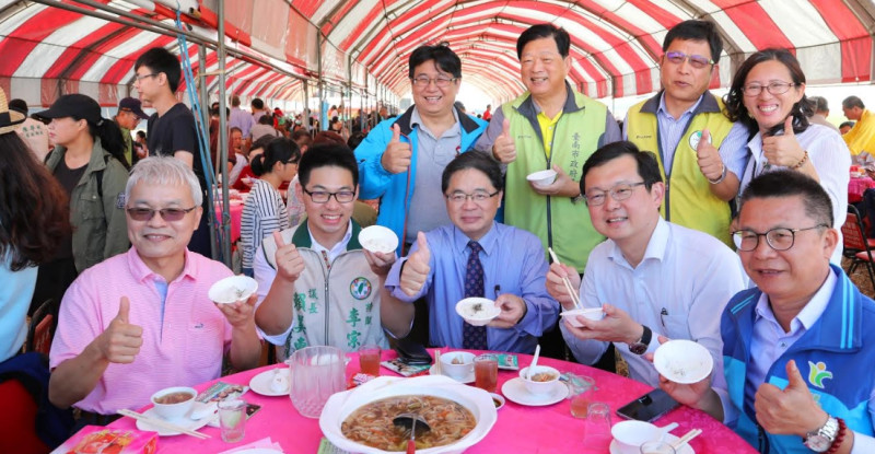 田間辦桌更有許多貴賓與會，一同品嘗在地佳餚。   圖：台南市政府